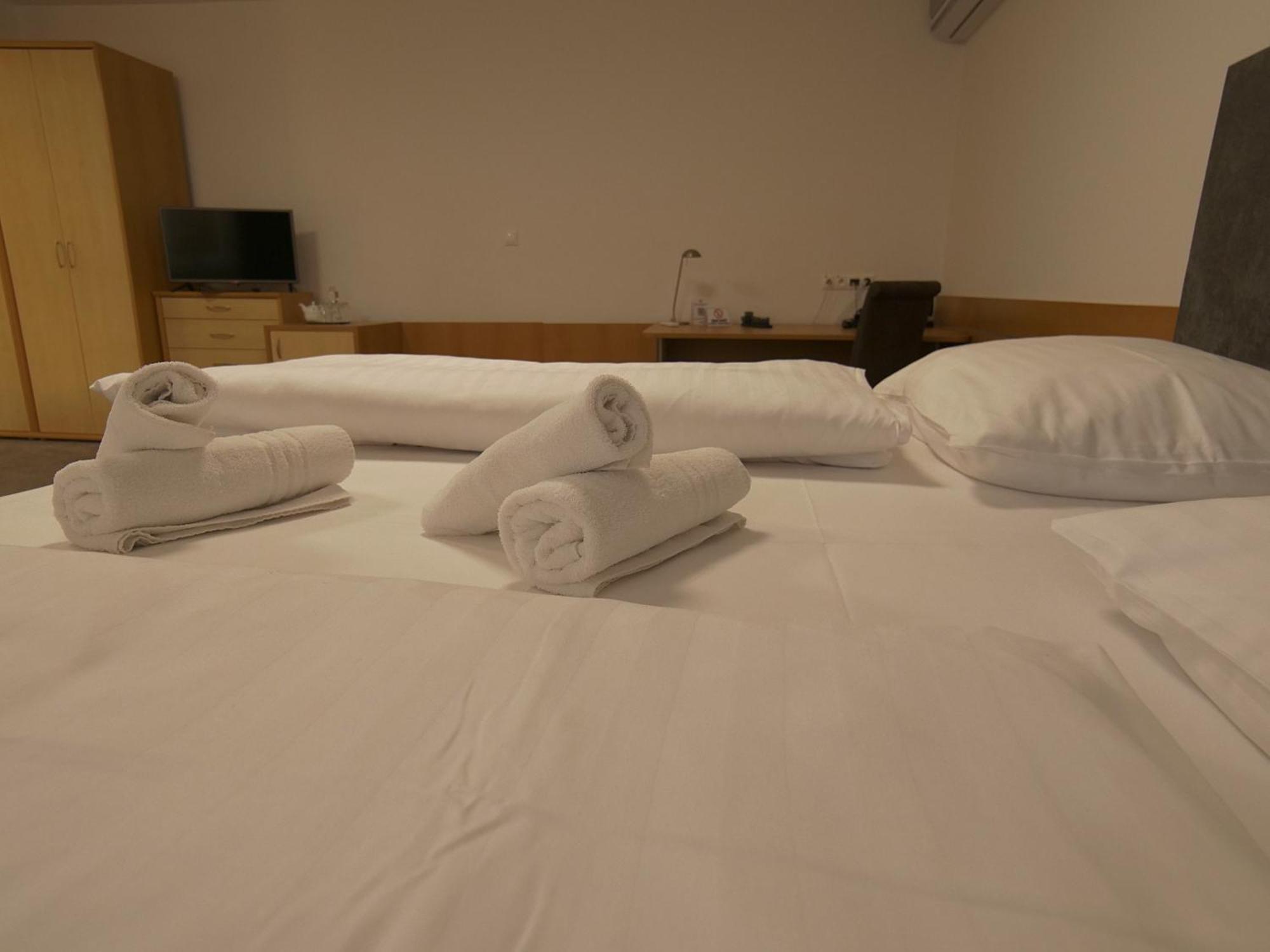 Hotel Novy Kastiel - Self Check-In Topoľčany المظهر الخارجي الصورة